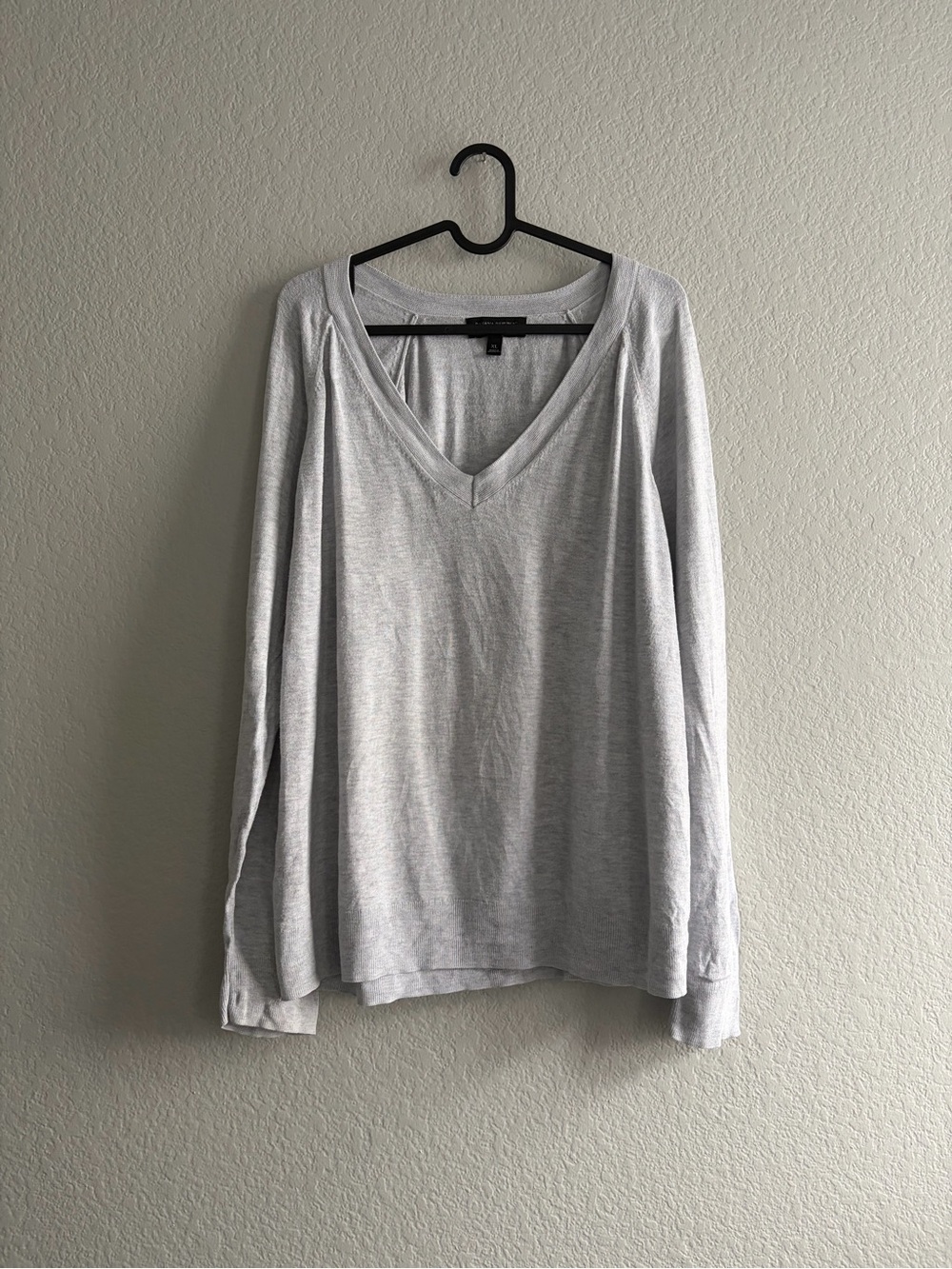 Banana Republic Light Gray V-Neck Long Sleeve Tee